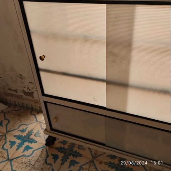 فيترينا ألومنيوم لعرض المنتجات بحالة ممتازة