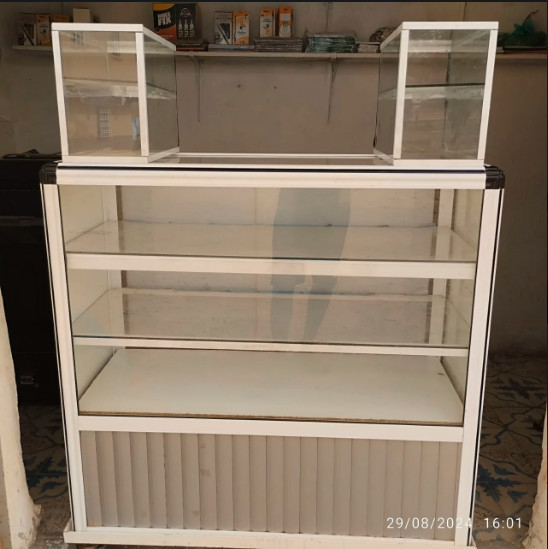 فيترينا ألومنيوم لعرض المنتجات بحالة ممتازة